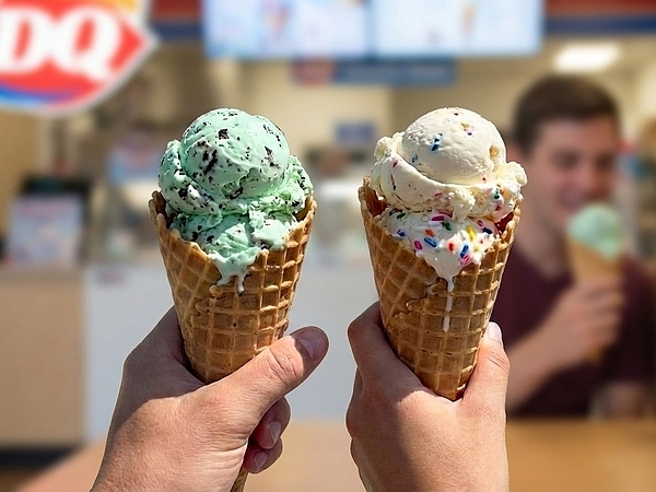 Best Ways to Cool Off with Ice Cream Near the Beach